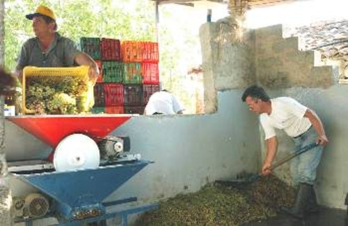 Η ανάπτυξη της αμπελουργίας και η διασύνδεσή της με τη βιοτεχνία - βιομηχανία και τις υπηρεσίες (επεξεργασία, τυποποίηση, συσκευασία, μεταφορά, εμπόριο και τον τουρισμό) προς όφελος των λαϊκών συμφερόντων και αναγκών, απαιτεί άλλη πολιτική εξουσία