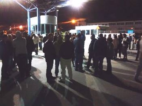 Από την περιφρούρηση της απεργίας στην «Ιριδα», το βράδυ της Τετάρτης