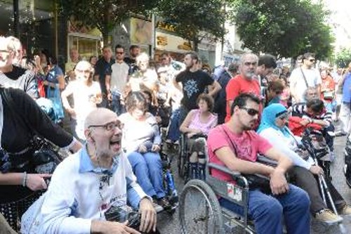 Ανάπηροι διαμαρτύρονται έξω από το υπουργείο Οικονομικών