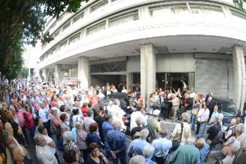 Στιγμιότυπο από τη συγκέντρωση έξω από το ΥΠΟΙΚ
