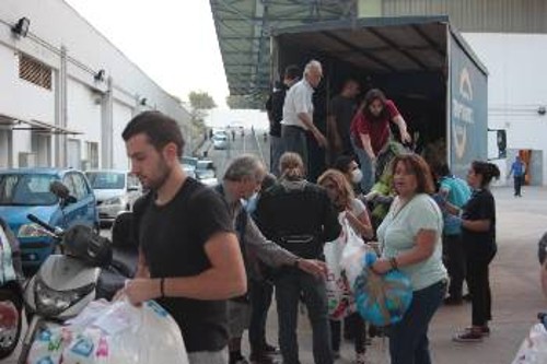 Ολο το υλικό που συγκεντρώνουν τα σωματεία, μεταφέρεται στους καταυλισμούς των προσφύγων με ευθύνη του ΠΑΜΕ