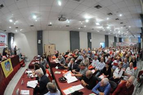 Στιγμιότυπο από τις εργασίες της πρώτης μέρας. Στο βήμα ο Δήμος Κουμπούρης