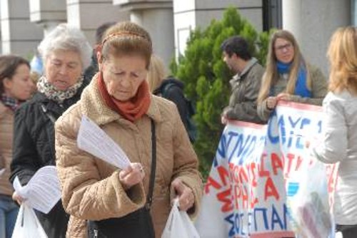 Εκτός από τους εργαζόμενους, εκατοντάδες ανακοινώσεις μοιράστηκαν και στους πελάτες των καταστημάτων, ζητώντας να εκφράσουν την αλληλεγγύη τους