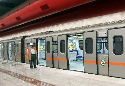 Δουλειά στο μισοσκόταδο και σε εξαντλητικές συνθήκες για τους μηχανοδηγούς του μετρό