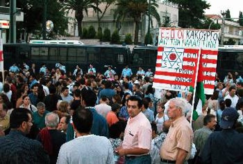 Από διαδήλωση της ΕΕΔΥΕ υπέρ του παλαιστινιακού λαού έξω από την πρεσβεία του Ισραήλ