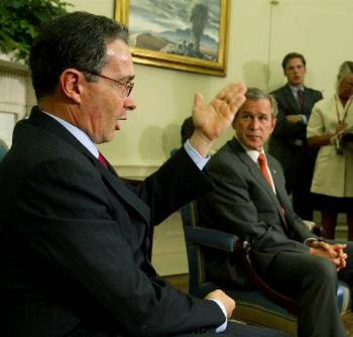 Ουρίμπε - Μπους. Οι ΗΠΑ επιχορηγούν την Κολομβία στον πόλεμο κατά των οργανώσεων που η Ουάσιγκτον... βολικά, ονομάζει «τρομοκρατικές»