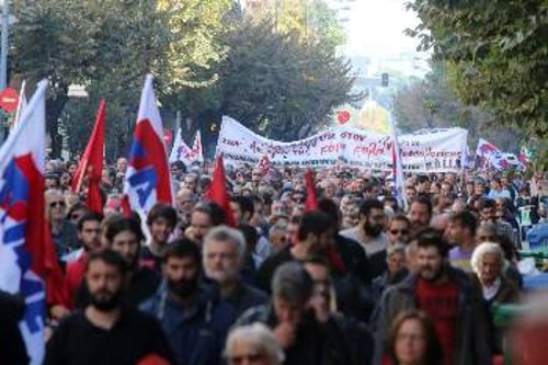 Από τα μαζικά απεργιακά συλλαλητήρια του ΠΑΜΕ την περασμένη Πέμπτη, εκφράστηκε έμπρακτα η αλληλεγγύη στις εργατικές κινητοποιήσεις που βρίσκονται σε εξέλιξη