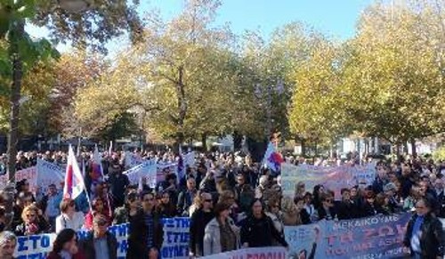 Χιλιάδες εργαζόμενοι της πόλης και του χωριού πήραν μέρος στο συλλαλητήριο και την απεργιακή συγκέντρωση του Εργατικού Κέντρου της Λάρισας