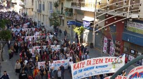 Από την απεργιακή διαδήλωση του ΠΑΜΕ στο Βόλο στις 12 Νοέμβρη