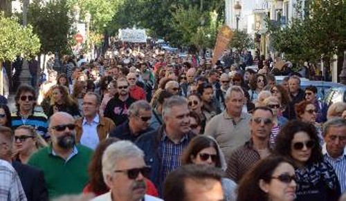 Ο κόσμος της πόλης - σύμβολο της ανεργίας, της Πάτρας, εργαζόμενοι, αυτοαπασχολούμενοι, γυναίκες κι άντρες, νέα παιδιά καταδικασμένα να βλέπουν τις νταλίκες να περνούν απ' το λιμάνι - πύλη προς την Ευρώπη, έδωσε μαζικό και μαχητικό «παρών» στο απεργιακό κάλεσμα του ΠΑΜΕ