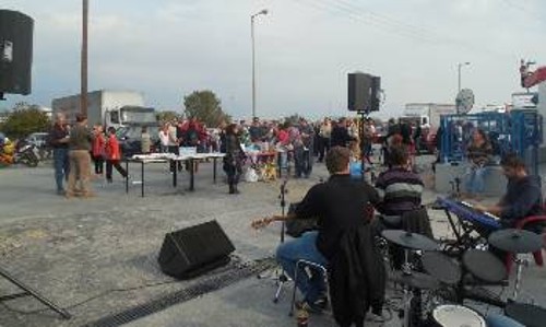 Από τη συγκέντρωση αλληλεγγύης στην πύλη του κατειλημμένου εργοστασίου