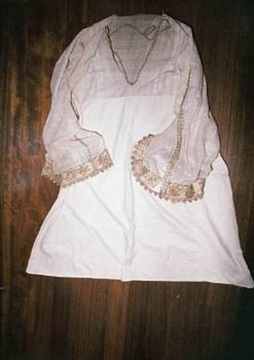 Νυφικό πουκάμισο από τη Σκόπελο. Ανήκει στη συλλογή του Θεάτρου «Δόρα Στράτου»