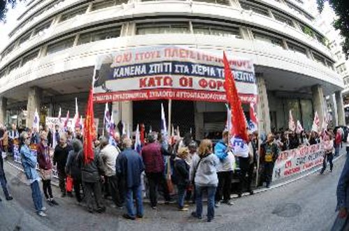 Από παλιότερη κινητοποίηση συνδικάτων και φορέων στο υπουργείο Οικονομικών, ενάντια στους πλειστηριασμούς