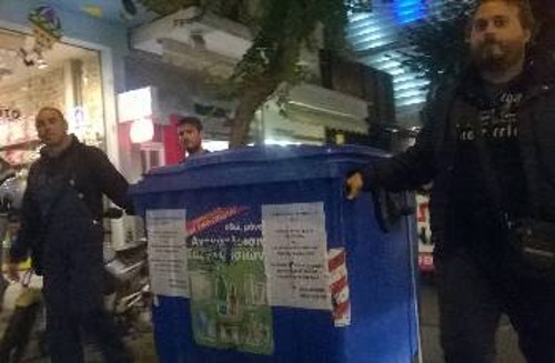 Ενας κάδος απορριμάτων «προπορευόταν» σε όλη τη διάρκεια της διαδήλωσης στο Ηράκλειο