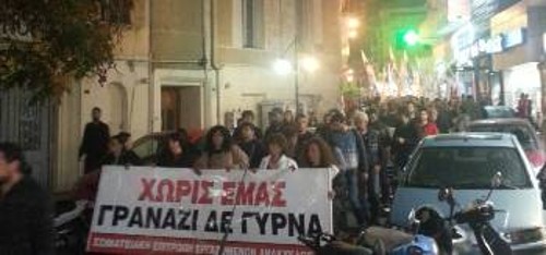 Στιγμιότυπο από συγκέντρωση αλληλεγγύης στους απολυμένους