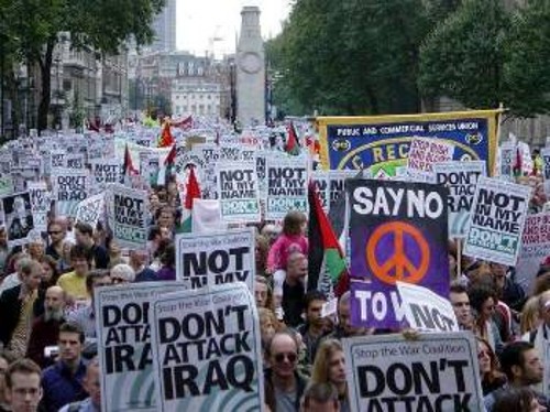 Η επιβλητική διαδήλωση στο Λονδίνο περνάει από το Πικαντίλι