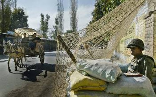 Θέση πυροβόλου έξω από προεκλογικό τμήμα. Η «ενισχυμένη» ασφάλεια κάθε άλλο παρά σταμάτησε την έκρηξη της πολιτικής βίας στο Κασμίρ