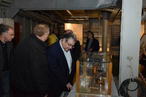 Ο Γενικός Γραμματέας της ΚΕ του ΚΚΕ, Δ. Κουτσούμπας, κατά τη διάρκεια ξενάγησής του στην έκθεση