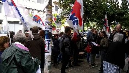 Από την παρέμβαση έξω από το «Μαρινόπουλο»