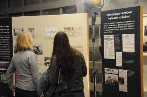 Το ταμπλό με την αναφορά στα πρώτα βήματα του ναυτεργατικού κινήματος