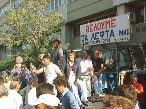 Από περσινή διαδήλωση ντοματοπαραγωγών έξω από την νομαρχία στον Πύργο