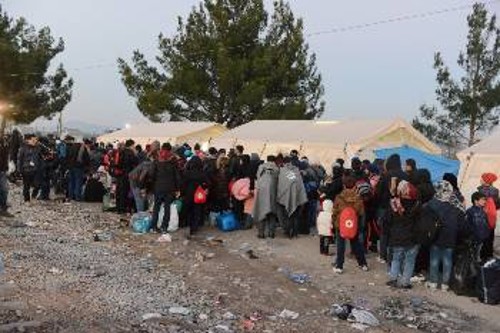 Χιλιάδες άνθρωποι εγκλωβισμένοι