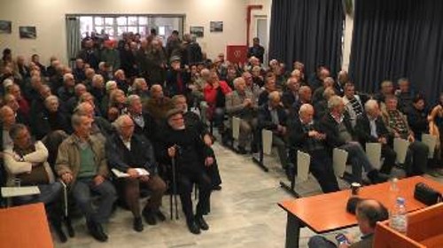 Κόσμος μέσα κι έξω από την αίθουσα του Εργατικού Κέντρου στο Ρέθυμνο, στην προχτεσινή συγκέντρωση των συνταξιούχων