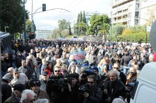 Τις κλούβες των ΜΑΤ βρήκαν μπροστά τους οι συνταξιούχοι κατευθυνόμενοι προς το Μέγαρο Μαξίμου