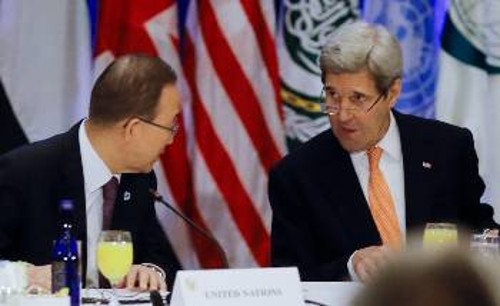 Στιγμιότυπο από τη συνεδρίαση της «Διεθνούς Ομάδας Στήριξης της Συρίας» στη Ν. Υόρκη, όπου συμμετείχαν ο ΓΓ του ΟΗΕ, Μπαν Κι Μουν (αριστερά) και προέδρευσε ο Αμερικανός υπουργός Εξωτερικών, Τζον Κέρι (δεξιά)