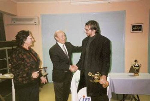 Είναι τυχαίο που για τον Χριστ. Μπανίκα (δεξιά, με τον Απ. Τζιτζά του ΣΑΕ) η μία επιτυχία διαδέχεται την άλλη; Κάθε άλλο. Ταλέντο από τα πρώτα μαθητικά του χρόνια (ένθετη φωτό), αλλά και τεράστια προσπάθεια, παράλληλη με διάβασμα και σπουδές!