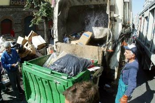 Οι εργάτες καθαριότητας του Δήμου Αθήνας, βρίσκονται αντιμέτωποι με προβλήματα που αφορούν ακόμη και στα βασικά τους δικαιώματα...