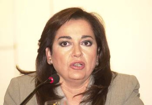 Μπακογιάννη «Στείλε μήνυμα», μας λένε οι δε. 