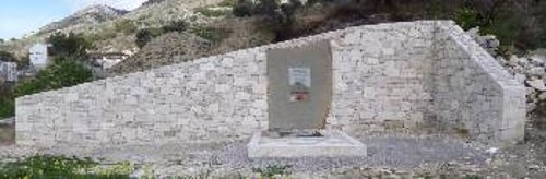 Το μνημείο προς τιμήν του Ν. Παπαδάκη και του Μ. Πορτάλιου