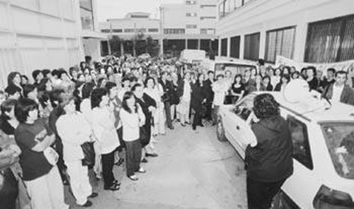 «Απαιτούμε λύσεις και όχι απολύσεις», διαδήλωσαν χτες οι εργάτριες