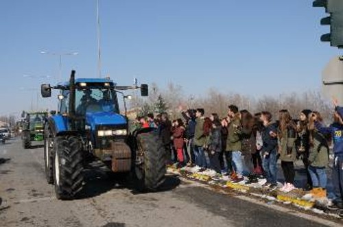 Μάθημα πρώτον: Αντίσταση κι αγώνας. Τα παιδιά βγήκαν απ' το σχολείο για να ξεπροβοδίσουν τους πατεράδες τους που ξεκινούσαν για το μπλόκο