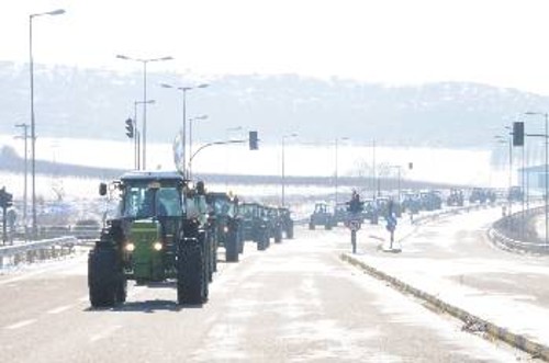 Ούτε το χιόνι, ούτε η παγωνιά σταμάτησαν τις φάλαγγες των τρακτέρ που κινούνταν προς το μπλόκο της Νίκαιας