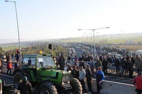 Οπου απλώνεται το μάτι, τρακτέρ. Χιλιάδες. Το μπλόκο της Νίκαιας αναδεικνύεται σ' ένα ισχυρό μετερίζι στον αγώνα της αγροτιάς