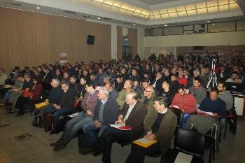 Το προεδρείο και το σώμα του Συνεδρίου. Στο βήμα ο Γιάννης Τασιούλας, απερχόμενος πρόεδρος της Ομοσπονδίας