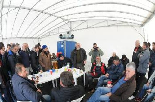 Αγρότες στο Μπλόκο της Νίκαιας συζητούν και αποφασίζουν για την πορεία του αγώνα τους