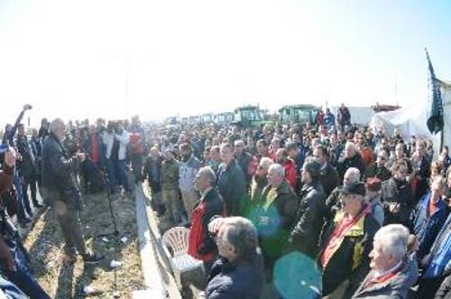 Ο Βαγγέλης Μπούτας, εκ μέρους της Πανελλαδικής Συντονιστικής Επιτροπής των Μπλόκων, χαιρετίζει τη συγκέντρωση αλληλεγγύης στο μπλόκο της Νίκαιας
