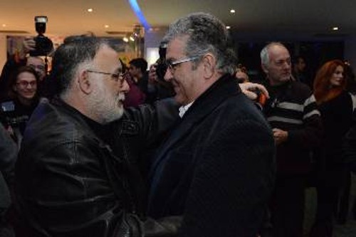 Ο Δ. Κουτσούμπας με τον μουσικοσυνθέτη Θ. Μικρούτσικο