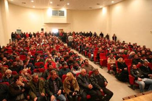 Οι εκπρόσωποι των μπλόκων γέμισαν την αίθουσα στο Πολιτιστικό Κέντρο της Νίκαιας