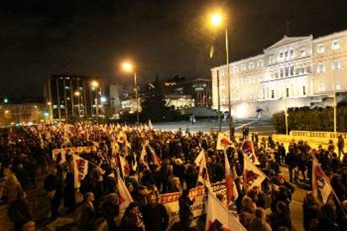 Η μαζική διαδήλωση φτάνει στο Σύνταγμα