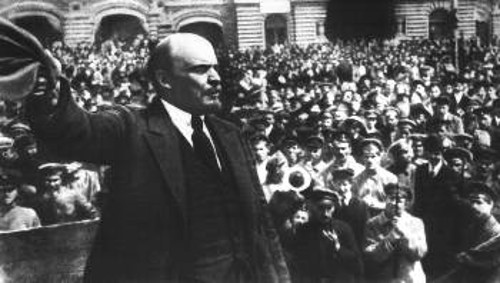 25 του Μάη 1919: Ο Β. Ι. Λένιν σε ομιλία του στους στρατιώτες του νέου σοβιετικού στρατού, στην Κόκκινη Πλατεία της Μόσχας