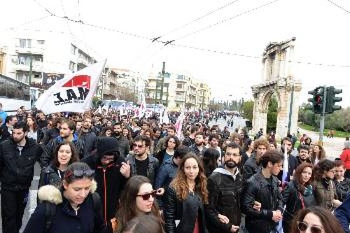 Η πορεία φτάνει στην πύλη του Αδριανού και πίσω ακολουθούν χιλιάδες