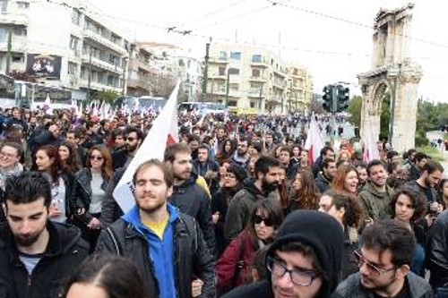 Εδώ, η κεφαλή της πορείας στους Στύλους του Ολυμπίου Διός, με την ουρά να είναι ακόμα στην Ομόνοια