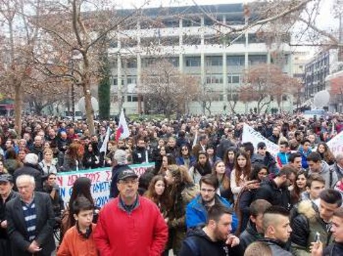 Πλήθος κόσμου στην κεντρική πλατεία