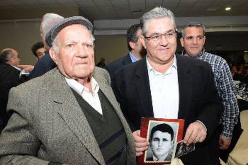 Ο Κώστας Λυμπερόπουλος, μαχητής του ΕΛΑΣ και του ΔΣΕ παρέδωσε στον Δ. Κουτσούμπα υλικό για το Αρχείο του ΚΚΕ