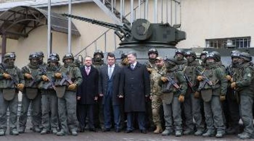 Ο Πρόεδρος Ποροσένκο φωτογραφήθηκε την Τρίτη με τον επικεφαλής του Εθνικού Γραφείου κατά της Διαφθοράς και τα επίλεκτα ...κομάντα, σε μια προσπάθεια να πείσει το λαό ότι δεν είναι η καπιταλιστική εκμετάλλευση που τον τσακίζει, αλλά οι ...κακοί διεφθαρμένοι. (Το ίδιο παραμύθι, δηλαδή, που «πουλάει» στη χώρα μας η κυβέρνηση ΣΥΡΙΖΑ - ΑΝΕΛ)