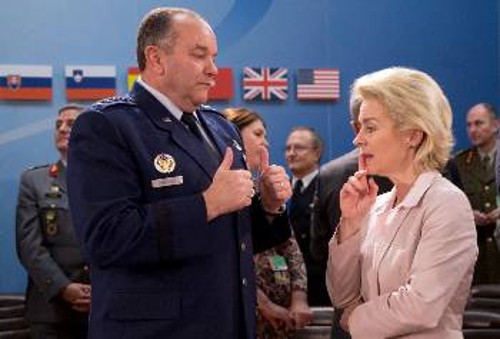 Ο ΝΑΤΟικός διοικητής, Φ. Μπρίντλοβ, με τη Γερμανίδα υπουργό Αμυνας, στην πρόσφατη Σύνοδο που αποφάσισε την εμπλοκή του ΝΑΤΟ στο Αιγαίο